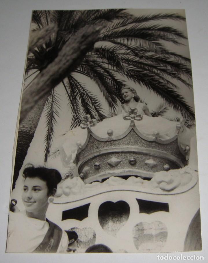 Fotograf&iacute;a antigua: Fotograf&iacute;a de la Carroza con las Damas o Reinas de los Carnavales de C&aacute;diz. 1958. Fiestas t&iacute;picas