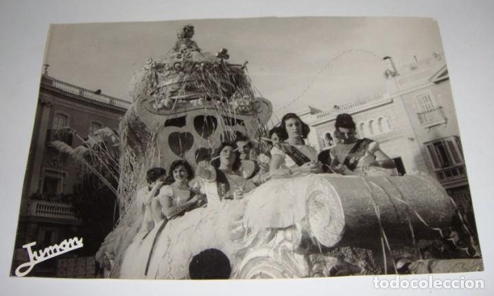 Fotograf&iacute;a antigua: Fotograf&iacute;a de la Carroza con las Damas o Reinas de los Carnavales de C&aacute;diz. 1958. Fiestas t&iacute;picas