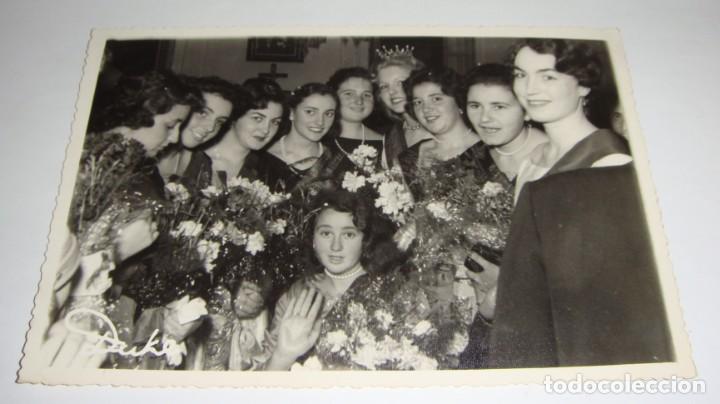 Fotograf&iacute;a antigua: Fotograf&iacute;a con las Damas o Reinas de los Carnavales de C&aacute;diz. 1958. Fiestas t&iacute;picas gaditanas.