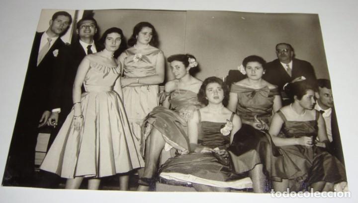 Fotograf&iacute;a antigua: Fotograf&iacute;a con las Damas o Reinas de los Carnavales de C&aacute;diz. 1958. Fiestas t&iacute;picas gaditanas.