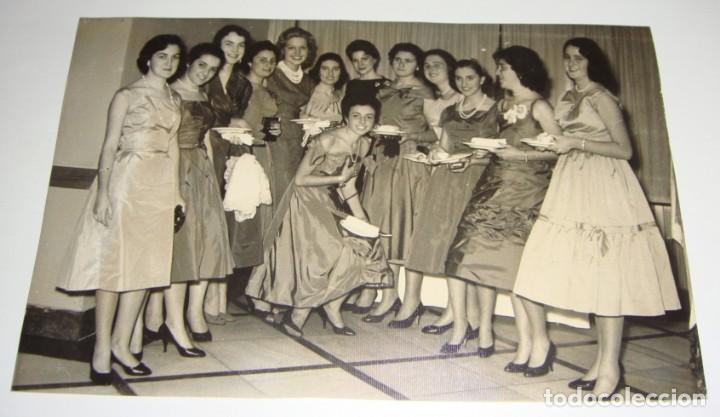 Fotograf&iacute;a antigua: Fotograf&iacute;a con las Damas o Reinas de los Carnavales de C&aacute;diz. 1958. Fiestas t&iacute;picas gaditanas.