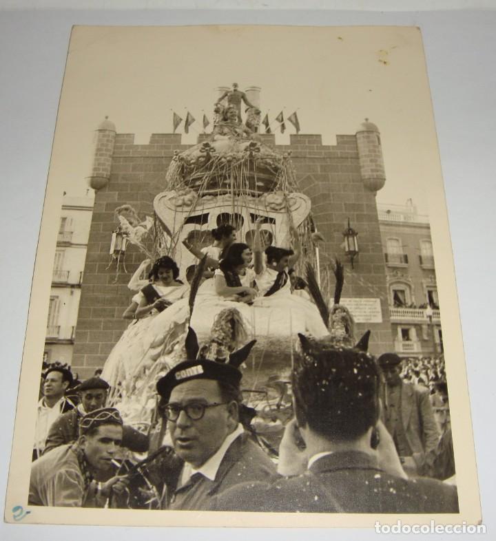 Fotograf&iacute;a antigua: Fotograf&iacute;a de la Carroza con las Damas o Reinas de los Carnavales de C&aacute;diz. 1958. Fiestas t&iacute;picas