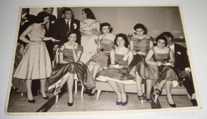 Fotograf&iacute;a antigua: Fotograf&iacute;a con las Damas o Reinas de los Carnavales de C&aacute;diz. 1958. Fiestas t&iacute;picas gaditanas.