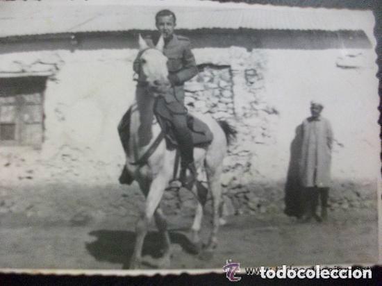 Fotografia antiga: PROTECTORADO : FOTO DE MILITAR A CABALLO, MORO AL FONDO. TARGUIST , MARRUECOS, 1946