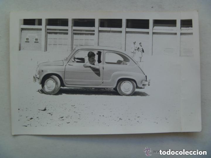 Fotograf&iacute;a antigua: FOTO DE UN SEAT 600 , UN SEITA