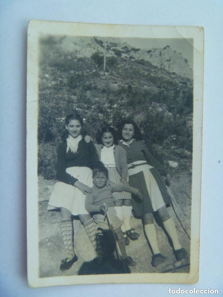 Fotografia antiga: FOTO DE JOVENES Y NI&Ntilde;OS . A&Ntilde;OS 40  , CON LA SOMBRA DEL FOTOGRAFO.
