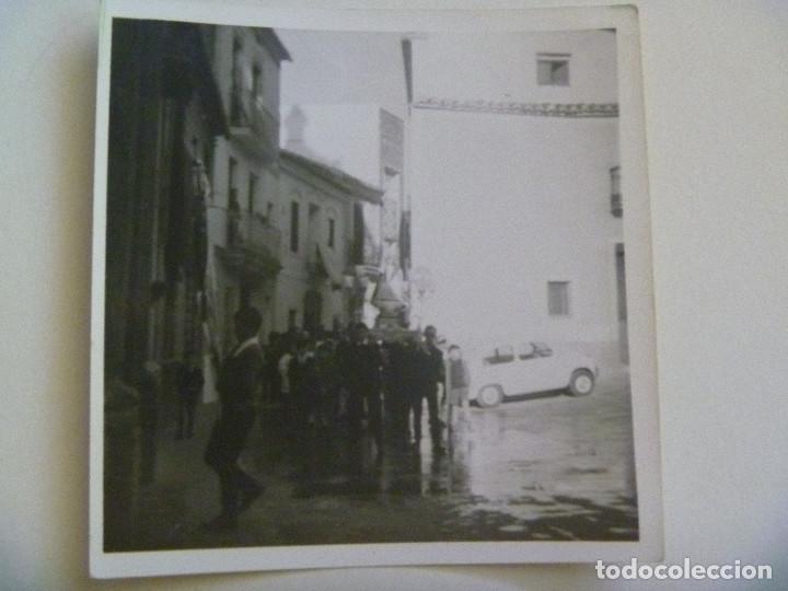 Fotograf&iacute;a antigua: SEMANA SANTA DE X : JOVENES PORTANDO LA IMAGEN DE UNA VIRGEN . DETRAS SEAT 600