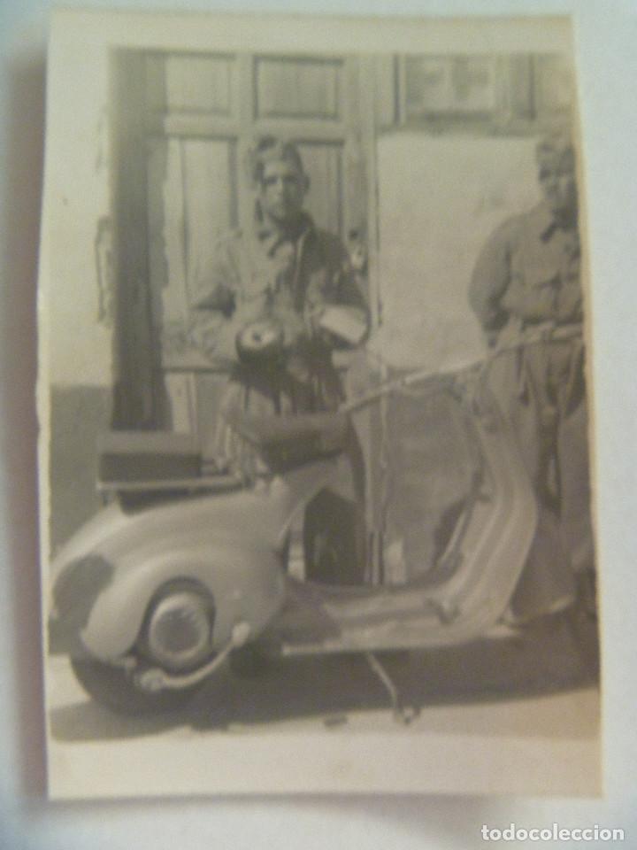 Fotograf&iacute;a antigua: FOTO DE MILITAR CON MONO Y MOTO VESPA. A&Ntilde;OS 50