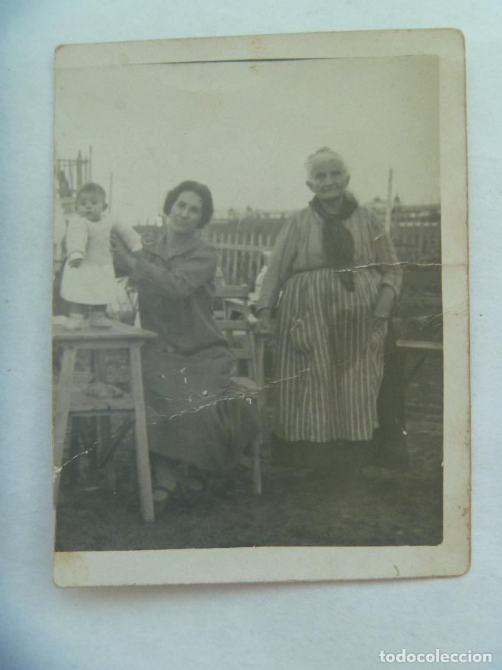 Fotograf&iacute;a antigua: MINUTERO DE FOTOGRAFO AMBULANTE DE ABUELA , HIJA Y NIETA. TRES GENERACIONES DE MIJERES, A&Ntilde;OS 40