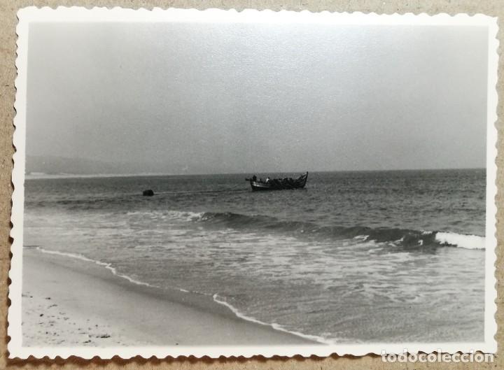 Fotograf&iacute;a antigua: FOTO ANTIGUA ORIGINAL INEDITA. VISTA PAISAJE PLAYA MAR Y EMBARCACI&Oacute;N. MEDIDAS 100 MM X 70 MM.