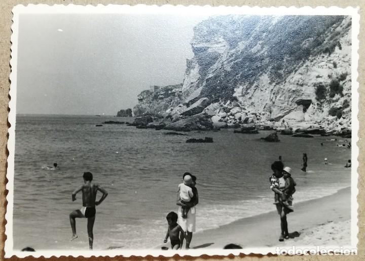 Fotograf&iacute;a antigua: FOTO ANTIGUA ORIGINAL INEDITA. VISTA PAISAJE PLAYA MAR Y ACANTILADOS. MEDIDAS 100 MM X 70 MM.