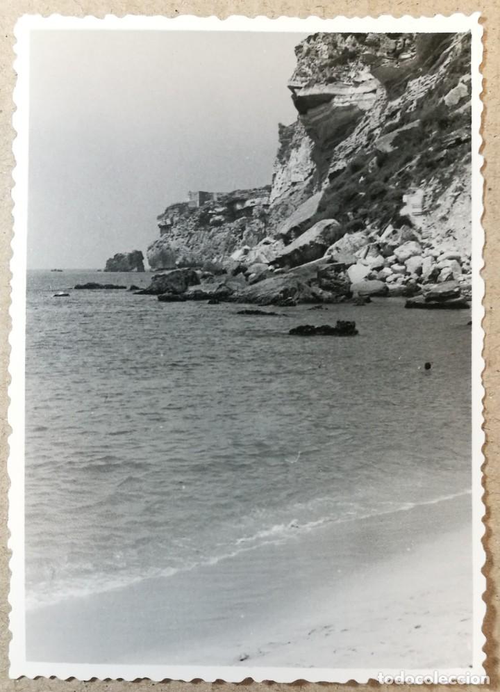 Fotograf&iacute;a antigua: FOTO ANTIGUA ORIGINAL INEDITA. VISTA PAISAJE PLAYA MAR ACANTILADOS. MEDIDAS 100 MM X 70 MM.