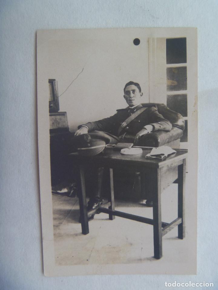 Fotograf&iacute;a antigua: FOTO DE ALFEREZ DE INGENIEROS DE GALA CON BANDOLERA Y SABLE . A&Ntilde;OS 40