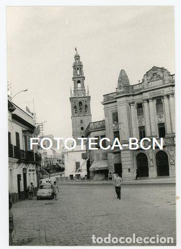 Fotograf&iacute;a antigua: FOTO ORIGINAL CARMONA IGLESIA SAN PEDRO COCHE SEAT A&Ntilde;OS 60
