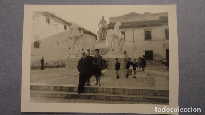 Fotograf&iacute;a antigua: ANTIGUA FOTOGRAFIA.MONUMENTO A MANOLETE.CORDOBA 1963