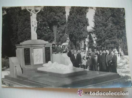 Fotograf&iacute;a antigua: FOTO COMPONENTES PE&Ntilde;A TAURINA DE JEREZ EN EL CEMENTERIO DE CORDOBA, TUMBA DE MANOLETE, 1968