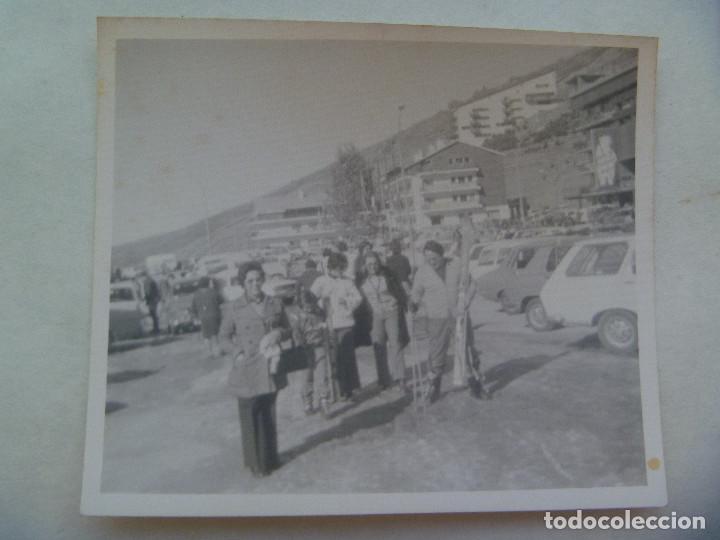 Fotograf&iacute;a antigua: FOTO DE FAMILIA EN SIERRA NEVADA , CON ESQUIES, COCHES DE EPOCA