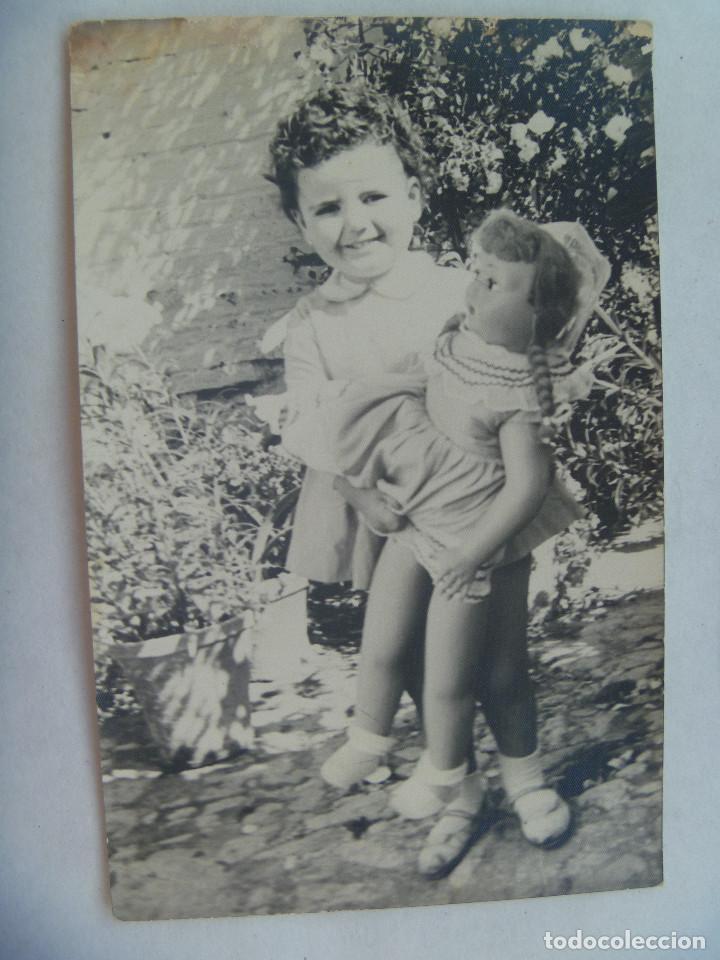 Fotograf&iacute;a antigua: FOTO DE NI&Ntilde;A CON UNA MU&Ntilde;ECA ENORME