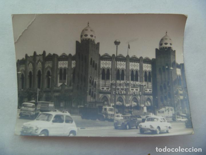 Fotograf&iacute;a antigua: FOTO SEAT 600 , AL FONDO LA PLAZA DE TOROS DE BARCELONA , ANUNCIO HOLLIDAY ON ICE 1966