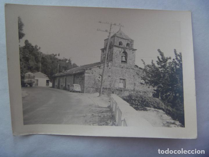 Fotograf&iacute;a antigua: FOTO DE UN SEAT 600 , UN SEITA , APARCADO JUNTO A UNA IGLESIA ROMANICA