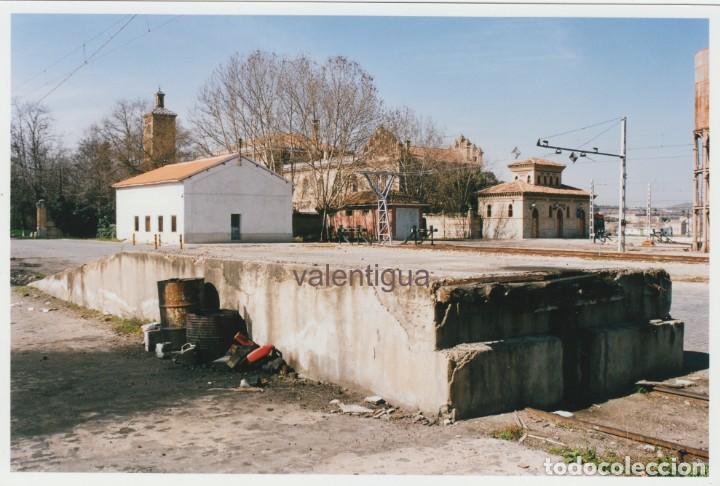 Antique Photography: Fant&aacute;stica fotograf&iacute;a. Parte trasera de la estaci&oacute;n de tren de Toledo. Antiguo apeadero. 2001?