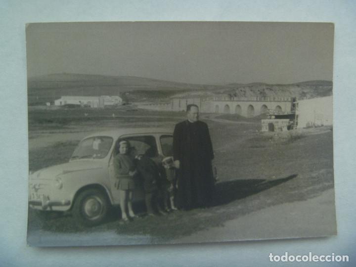 Fotograf&iacute;a antigua: FOTO DE SACERDOTE CON NI&Ntilde;OS Y UN COCHE SEAT 600