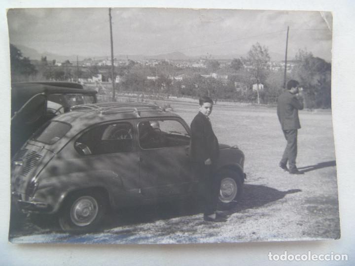 Fotograf&iacute;a antigua: FOTO DE JOVEN Y UN SEAT 600. SARDA&Ntilde;OLA, 1960