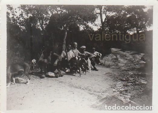 Fotografia antica: Rara fotograf&iacute;a. Grupo de cazadores con escopetas y sus perros de presa. Monter&iacute;a. 1933.