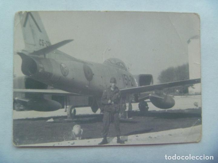 Antique Photography: AVIACION : FOTO DE MILITAR CON ROPA DE FAENA Y GORRA, DETRAS UN AVION