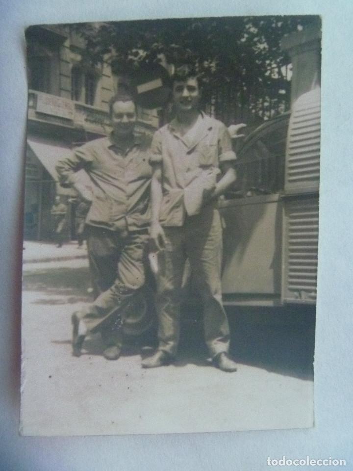 Fotograf&iacute;a antigua: FOTO DE DOS CURRANTES CON UN CITROEN
