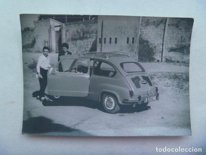 Fotograf&iacute;a antigua: FOTO DE UN SEAT 600 , UN SEITA