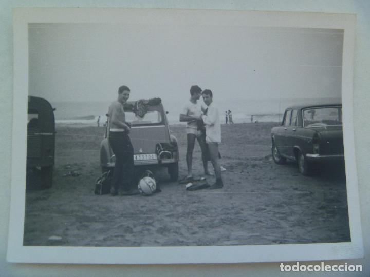 Fotograf&iacute;a antigua: FOTO DE TIOS EN LA PLAYA, UNO EN CALZONCILLOS, COCHES DE EPOCA : CITROEN, DOS CABALLOS, ETC