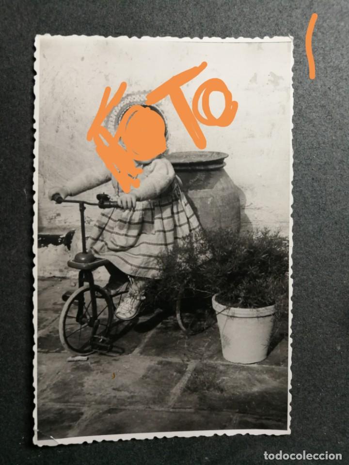 Alte Fotografie: Antigua fotograf&iacute;a. Ni&ntilde;a con triciclo. foto.
