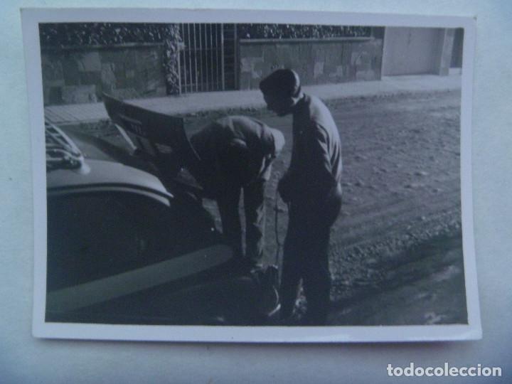 Fotograf&iacute;a antigua: FOTO DE HOMBRES CON PROBLEMAS CON EL SEAT 600