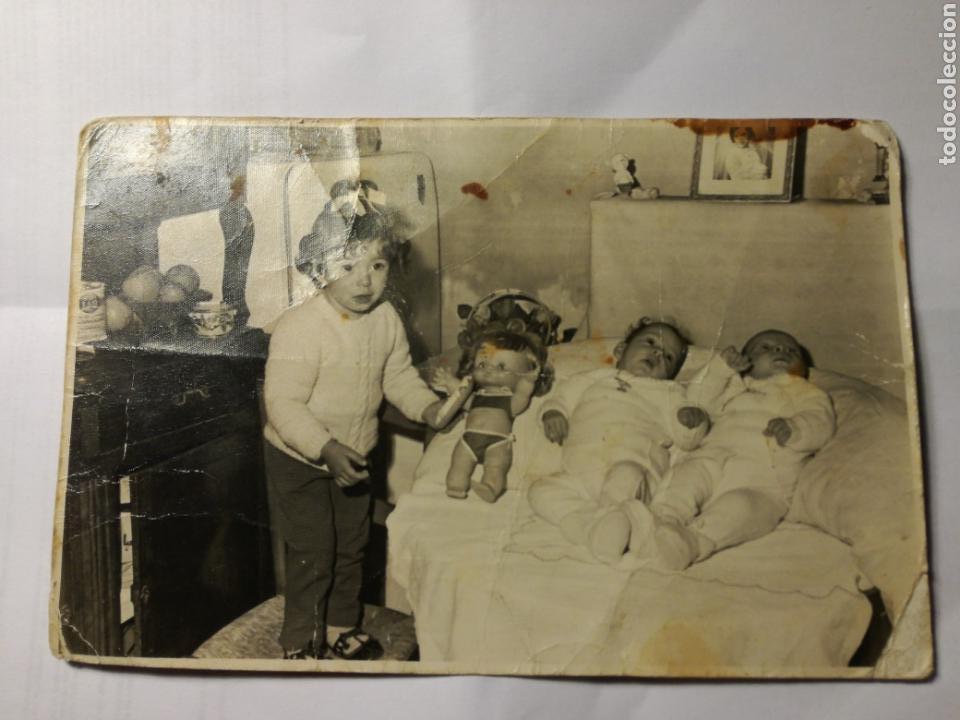 Fotografia antica: ANTIGUA FOTOGRAFIA MELLIZOS Y NI&Ntilde;A CON MU&Ntilde;ECA FAMOSA SEVILLA 1960s // BIZARRO CREEPIEST
