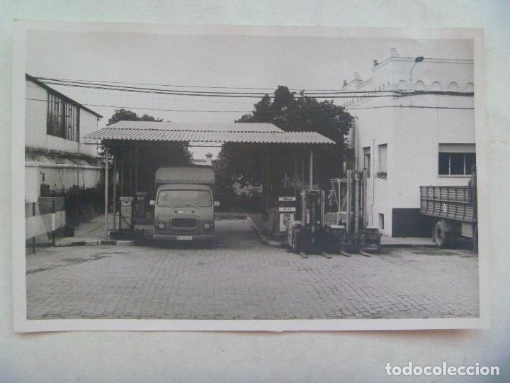 Fotograf&iacute;a antigua: FOTO DE GASOLINERA Y CAMION DEL EJERCITO DEL AIRE ... 11,5 X 18 CM