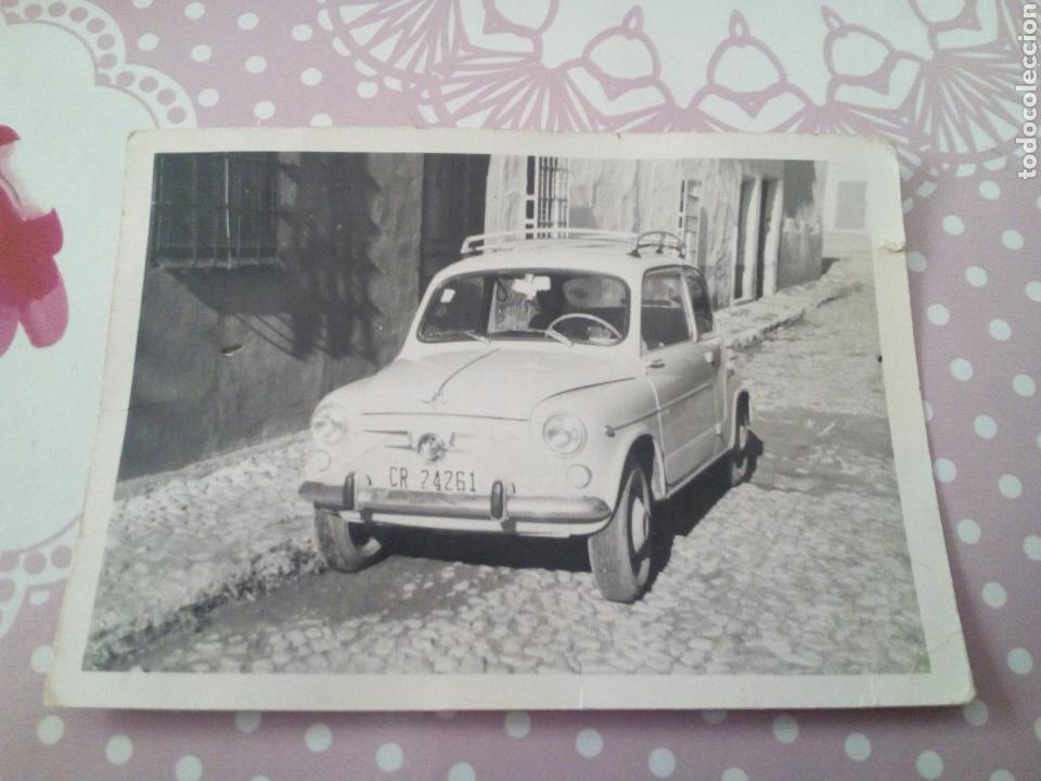 Fotograf&iacute;a antigua: FOTOGRAF&Iacute;A SEAT 600. A&Ntilde;OS 60.