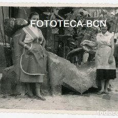 Fotografía antigua: FOTO ORIGINAL CALLE ENGALANADA POSIBLEMENTE BARCELONA FIESTAS BARRIO DE GRACIA AÑOS 50. Lote 142516726