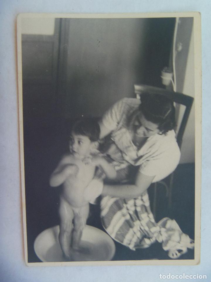 bebé tomando un baño en una palangana - foto an - Acquista Fotografie  fotomeccaniche antiche su todocoleccion