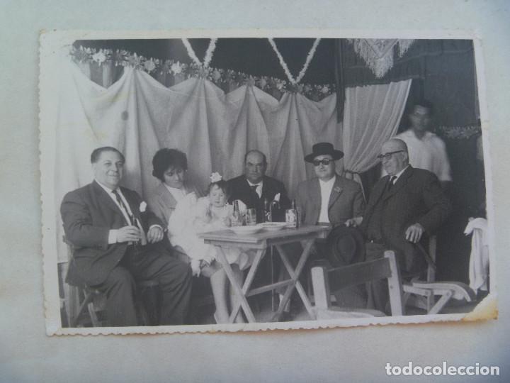 Fotograf&iacute;a antigua: FOTO DE GENTE EN LA CASETA DE LA FERA, NI&Ntilde;A VESTIDA DE FLAMENCA . BOTELLINES DE CERVEZA CRUZCAMPO