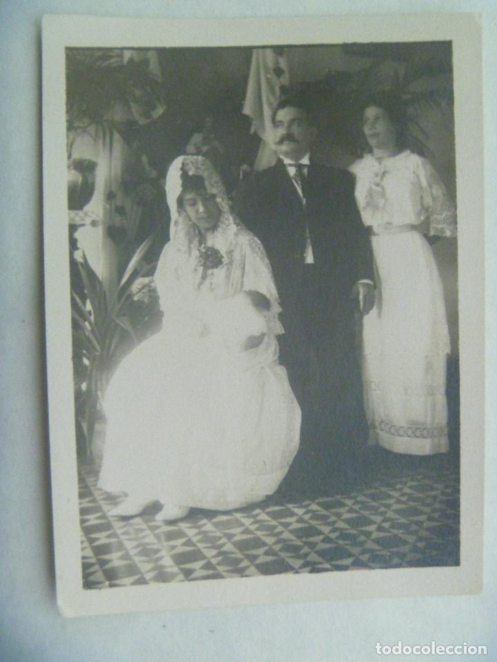 Fotografia antiga: FOTO DE BAUTIZO DE PRINCIPIOS DE SIGLO, MADRE CON PEINETA Y MANTILLA BLANCA
