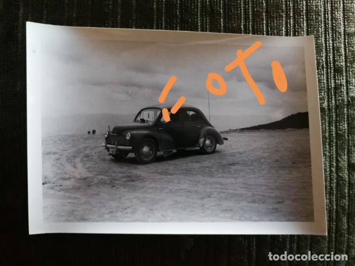 Antique Photography: Fotograf&iacute;a de Renault 4 cv. Coche. (Renault 4cv). Veh&iacute;culo, autom&oacute;vil. Foto.
