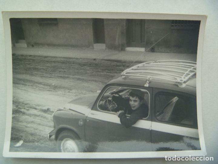 Fotograf&iacute;a antigua: FOTO DE NI&Ntilde;O MONTADO EN UN SEAT 600 CON BACA