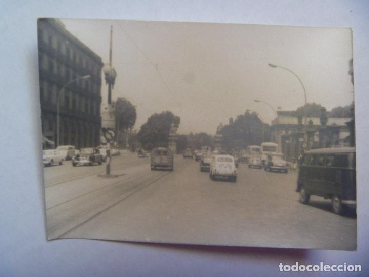 Fotograf&iacute;a antigua: FOTO DE CALLE : COCHES ( SEAT 600 , CITROEN , ETC )  CIRCULANDO