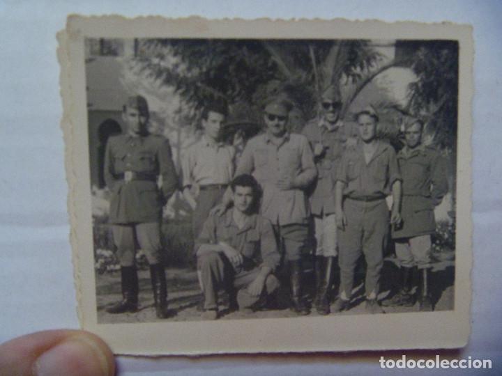 Fotograf&iacute;a antigua: TENIENTE Y TROPAS: CABALLERIA, LEGION , ETC ... DOS TIENE ANGULOS EN EL BRAZO PERO HACIA ABAJO