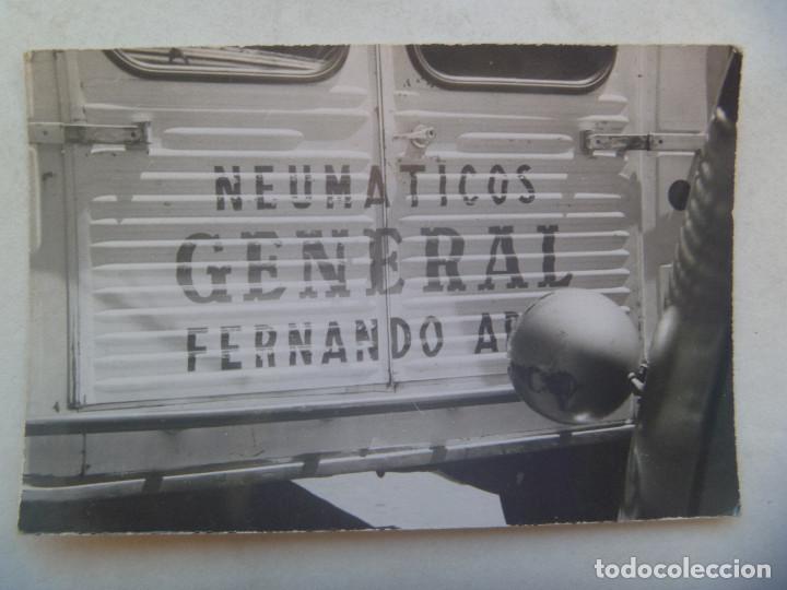 Fotograf&iacute;a antigua: FOTO DE LA TRASERA DE UN CITROEN CON PUBLICIDAD DE NEUMATICOS