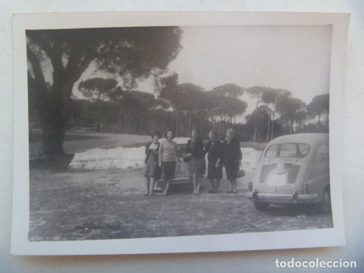 Fotograf&iacute;a antigua: FOTO DE MUJERES EN EL CAMPO Y DOS COCHES SEAT 600