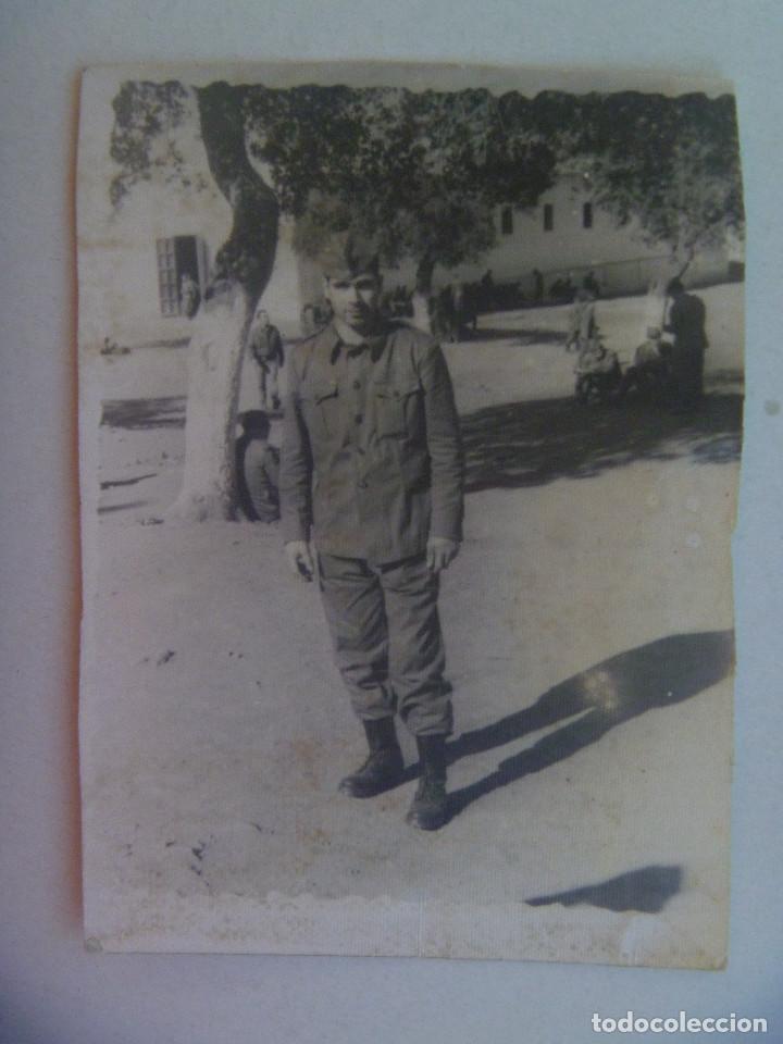 Fotograf&iacute;a antigua: EJERCITO DEL AIRE : FOTO DE MILITAR DE AVIACION POSANDO CON ROPA DE FAENA
