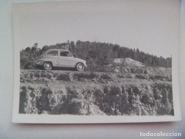 Fotograf&iacute;a antigua: FOTO DE UN SEAT 600 EN EL CAMPO