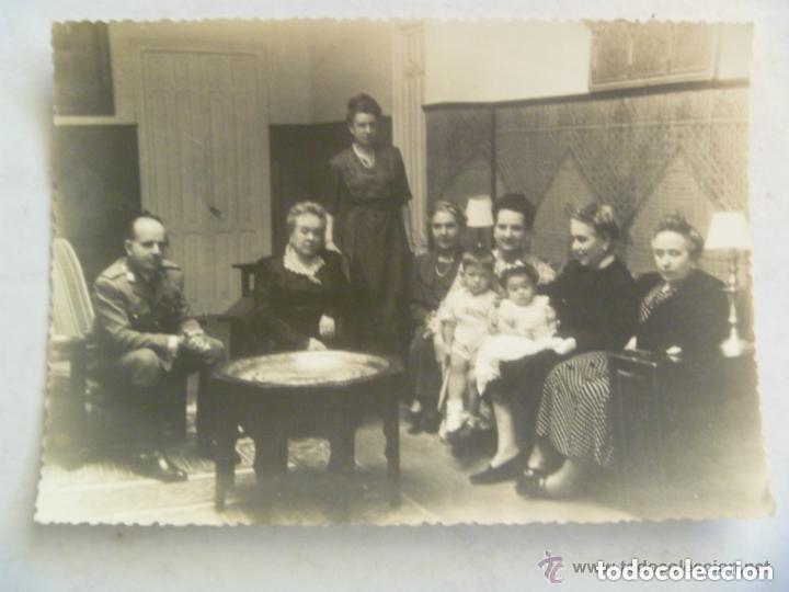 Fotografia antiga: FOTO DEL GENERAL VARELA CON FAMILIA Y DAMAS, 1946. DE GARCIA CORTES, TETUAN ......... 11,5 X 16,5 CM